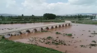 Sivas'ta Yağışlarla Eğri Köprü'nün Tüm Gözlerinden Su Akmaya Başladı