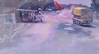 Hindistan'da kamyon ile otobüs birbirine girdi: 10 kişi öldü, 20 kişi yaralandı