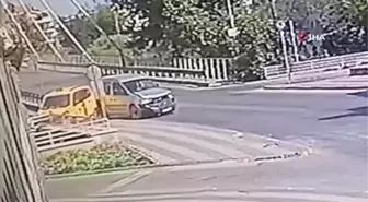 Kaza yapan araçlar köprüden düşmekten son anda kurtuldu: O anlar kamerada