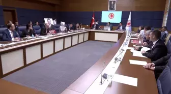 Ahmet Şık, Can Atalay'ın fotoğrafı ile TBMM İnsan Haklarını İnceleme Komisyonu'na geldi