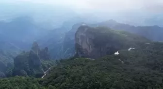 Çin'in Zhangjiajie Kenti Serinlemek İsteyen Turistlerin Gözdesi Oldu