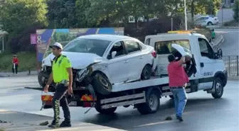 Üsküdar'da Otomobil Kazası: 3 Kişi Yaralandı