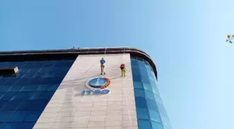 Iğdır Dağcılık Kulübü'nden Türk Bayrağı Açarak Başarılı İniş