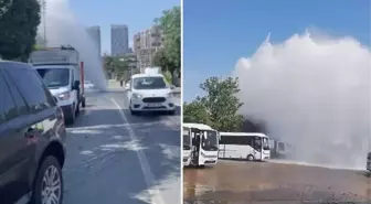 Caddeden geçen boru patladı! Tazyikli su metrelerce yükseldi, aracın önünü havaya kaldırdı