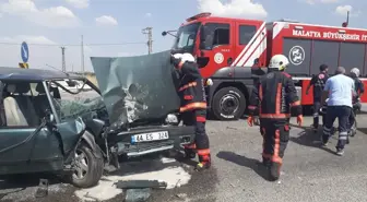 Malatya'da Hafif Ticari Araç ile Otomobil Çarpıştı: 3 Kişi Yaralandı