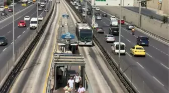 İstanbul'da Metrobüs Yollarında Bozulmalar Meydana Geldi