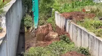 Şiddetli yağış uyarısı öncesi Bartın'da dere yatakları iş makineleriyle temizleniyor