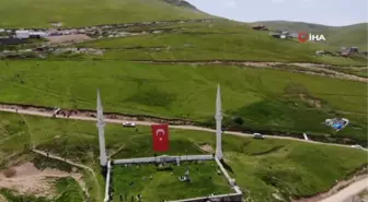 Üstü açık camide 562 yıldır çimen üzerinde Cuma namazı kılınıyor