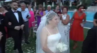 Adana'da yaşayan çift 50. evlilik yıl dönümlerini nikah tazeleyerek kutladı