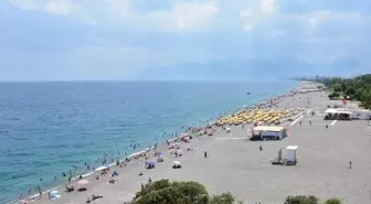 Antalya'da Sıcak Hava Nedeniyle Sahillerde Yoğunluk