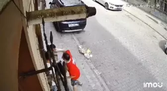 Sultangazi'de hırsızlık girişimi güvenlik kamerasına yansıdı