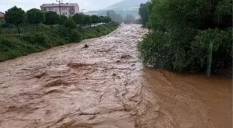 Bolu'da sağanak; Abant yolunda dere taştı (3)