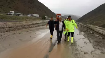 Erzincan-Sivas kara yolu heyelan nedeniyle kapanmıştı, kontrollü şekilde açıldı