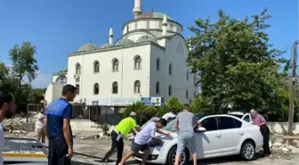 Erdemli'de fırtına sonucu cami minaresi otomobillere düştü