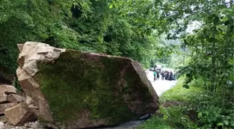 Rize'de heyelan sonucu dev kaya yolu kapattı
