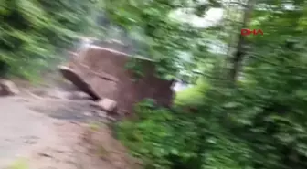 Rize'de heyelan sonucu dev kaya yola düştü