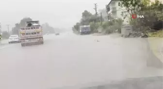 Sağanak yağış su baskınlarına yol açtı