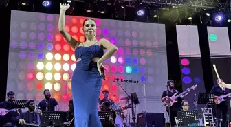 Şarkıcı Ebru Yaşar Karabük'te konser verdi