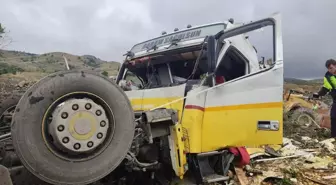 Yozgat'ta kayısı yüklü tır devrildi, şoför yaralandı