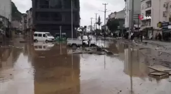 Abdal Deresi taştı, ev ve iş yerlerini su bastı