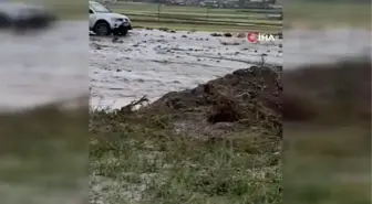 Ağrı'da sel yolu trafiğe kapattı