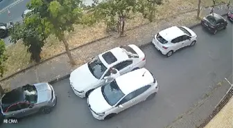 Bağcılar'da Otomobilin Camını Kırıp Hayalet Ekran Çalan Hırsızlar Güvenlik Kamerasına Yakalandı