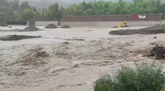 Bartın'da dere yatakları taştı, karayolları ulaşıma kapandı