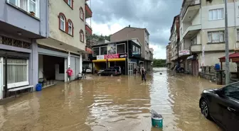 Giresun'un Piraziz ilçesinde şiddetli yağış dere taşkınına yol açtı