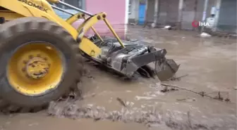 Giresun Valisi Enver Ünlü, Piraziz ilçesinde yaşanan sel afetindeki son durumu değerlendirdi