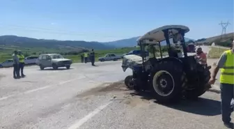 Manisa'da kavşakta otomobil ile traktör çarpıştı: 7 yaralı