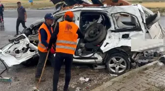 Sivas'ta vinç ile hafif ticari araç çarpıştı: Baba ve iki oğlu öldü, 3 kişi yaralandı