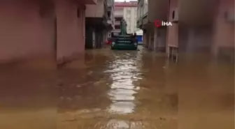 Sel nedeniyle ev ve iş yerlerinde mahsur kalan vatandaşlar botlarla kurtarıldı