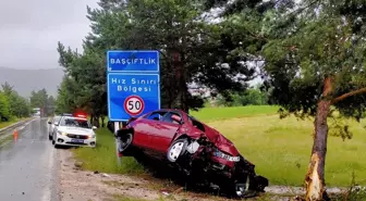 Tokat'ın Başçiftlik ilçesinde ağaca çarpan otomobilde 3 kişi yaralandı