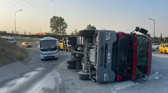 İstanbul Eyüpsultan'da Kamyon Devrildi, 2 Kişi Yaralandı