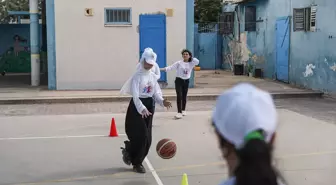 Gazze'de abluka ve çatışma mağduru çocuklar yaz okulunda sanat ve sporla iyileşiyor