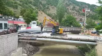 Gümüşhane'de riskli köprünün yıkımı başladı