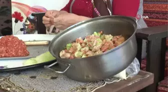 Sivrihisar'ın üçgen şeklindeki özel kelem dolması Güveç yoğurtla birlikte servis ediliyor