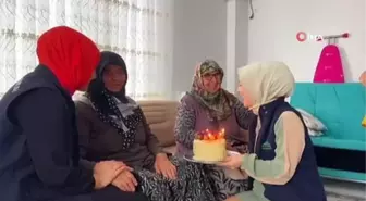 79 yaşına giren Pambuk ninenin ilk kez doğum günü kutlandı
