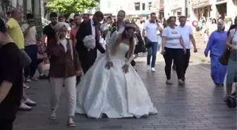 Düğün fotoğrafı için Taksim Meydanı'na gelen gelin ve damada yoğun ilgi