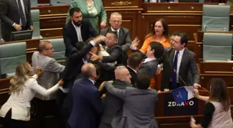 Kosova Meclisi'nde İktidar ve Muhalefet Arasında Kavga Çıktı