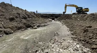 D-100 Karayolu Bolu geçişinde su taşkınlarından zarar gören yerlerde onarım çalışması yapılıyor