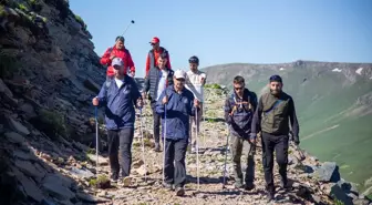 Ardahanlı Gençler Kızılgedik Dağı'na Türk Bayrağı Açarak Şehitleri Andı