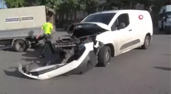 Ankara'da freni boşalan servis aracı 3 otomobile çarptı: 2 yaralı