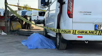 Antalya'da park halindeki aracın yanında bir kişi ölü bulundu