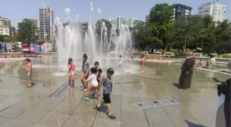 İstanbul'da Sıcak Hava: Çocuklar Fıskiye Alanlarında Serinledi