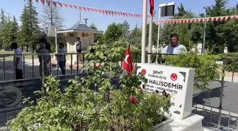 15 Temmuz Şehidi Ömer Halisdemir'in Kabrine Ziyaretler Sürüyor