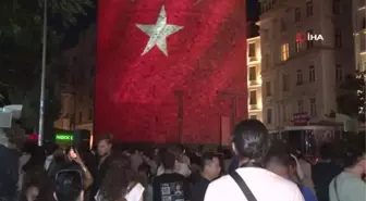 15 Temmuz şehitlerinin fotoğrafı Galata Kulesi'ne yansıtıldı