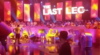 İklim aktivistleri hükümetin petrol politikalarını stüdyo basarak protesto etti