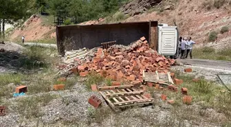 Karabük'te devrilen tuğla yüklü kamyondaki 1 kişi hastaneye kaldırıldı