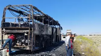 İran plakalı otobüs Doğubayazıt'ta yandı